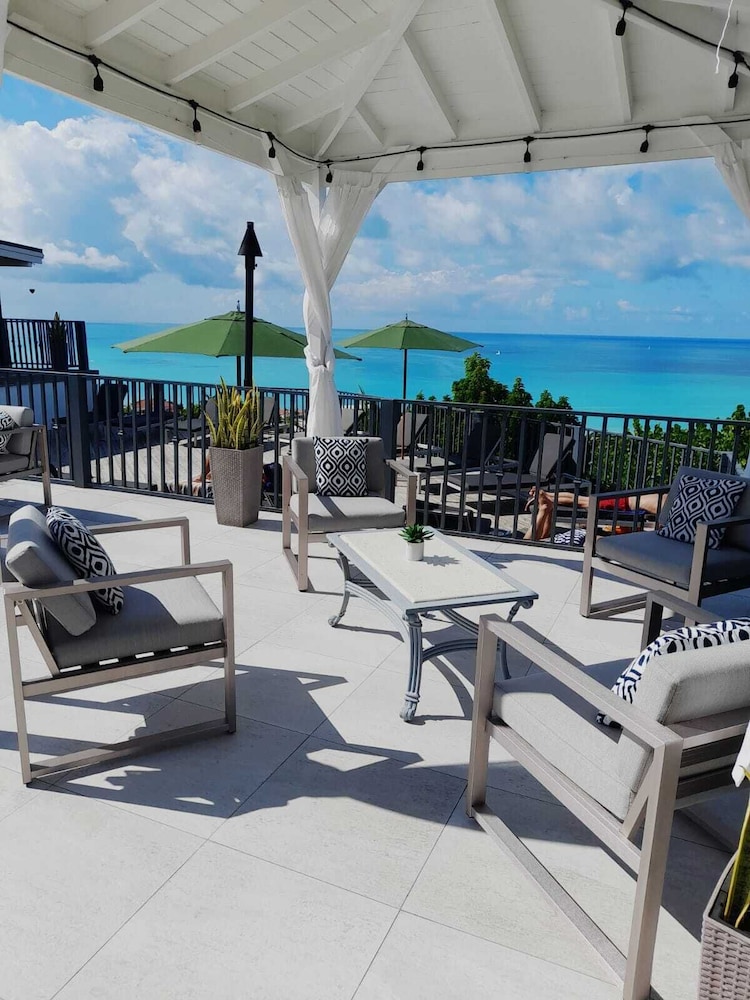 

Milano - St. John's - Trade Winds Hotel