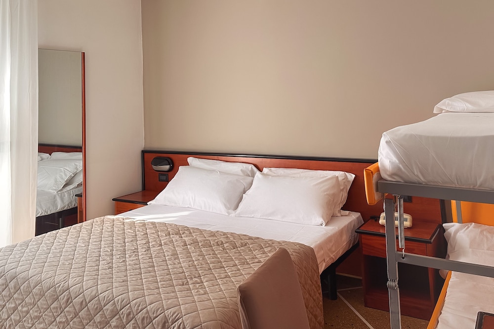 

Napoli - Riviera Romagnola, Mare Italia - Lime Hotel