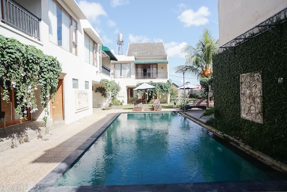 

Napoli - Uluwatu - Royal Majesty Villas Jimbaran