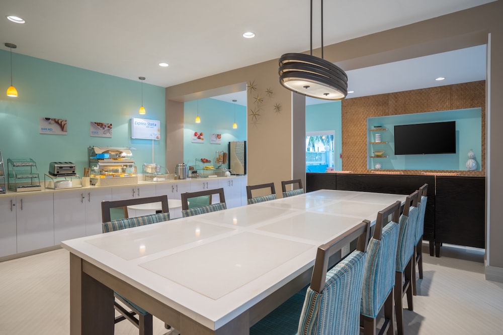 

Roma - Paradise Island - Holiday Inn Express & Suites Nassau