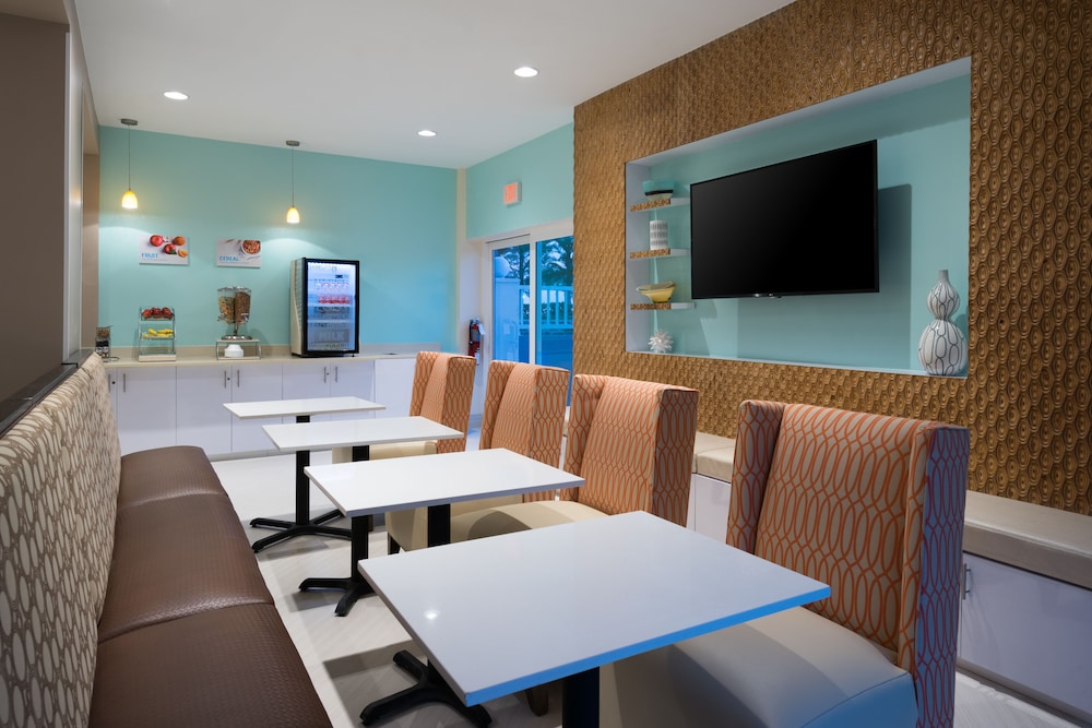 

Bari - Paradise Island - Holiday Inn Express & Suites Nassau