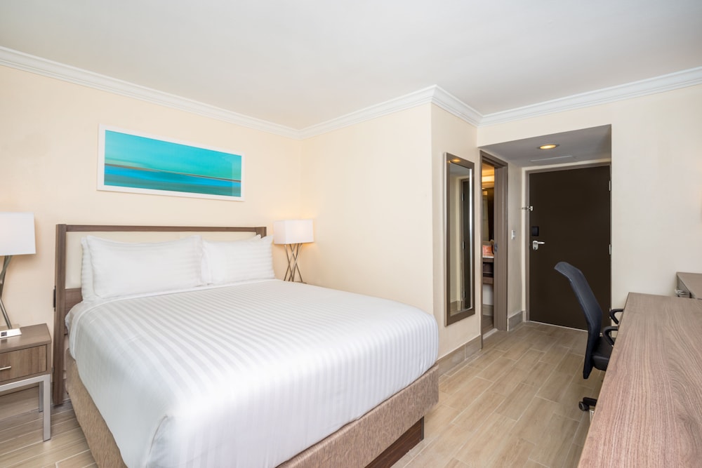 

Roma - Paradise Island - Holiday Inn Express & Suites Nassau