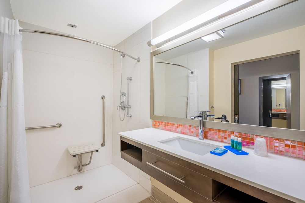 

Venezia - Belair Estates - Holiday Inn Express & Suites Nassau