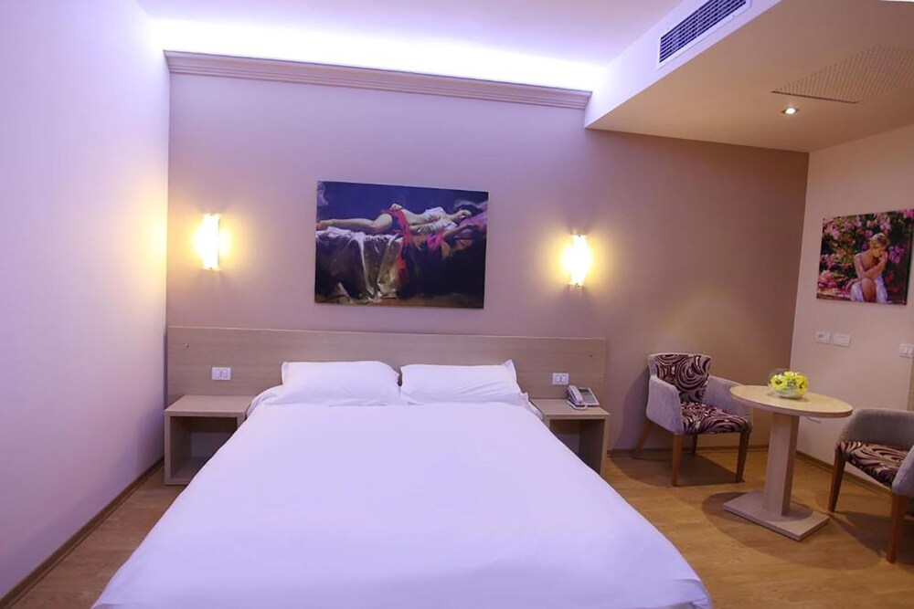 

Milano - Tirana - Hotel Green