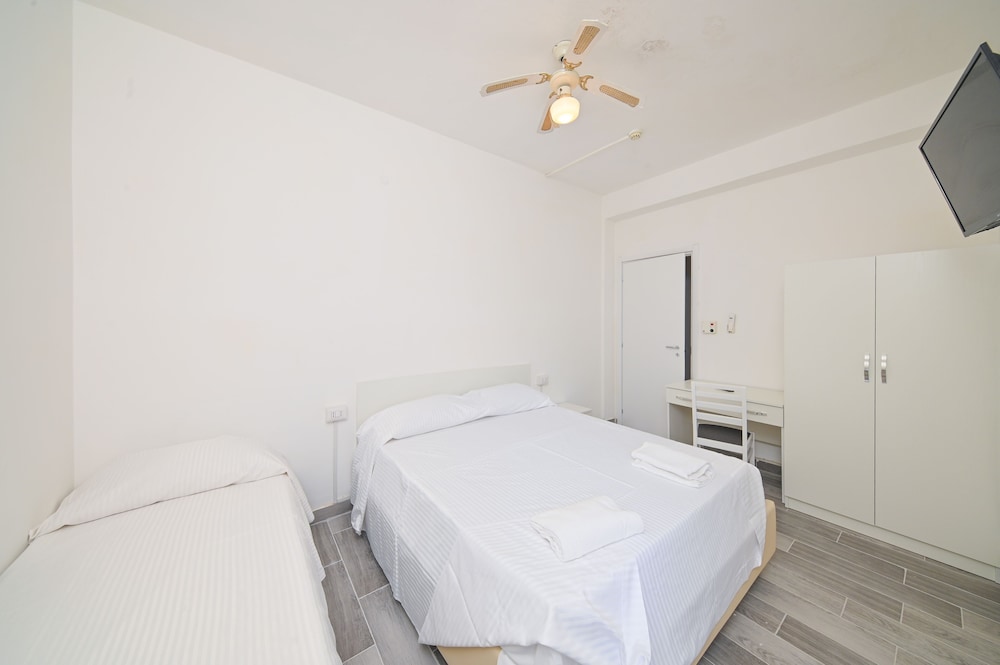 

Venezia - Ischia - Villa Diana - Beach & Rooms