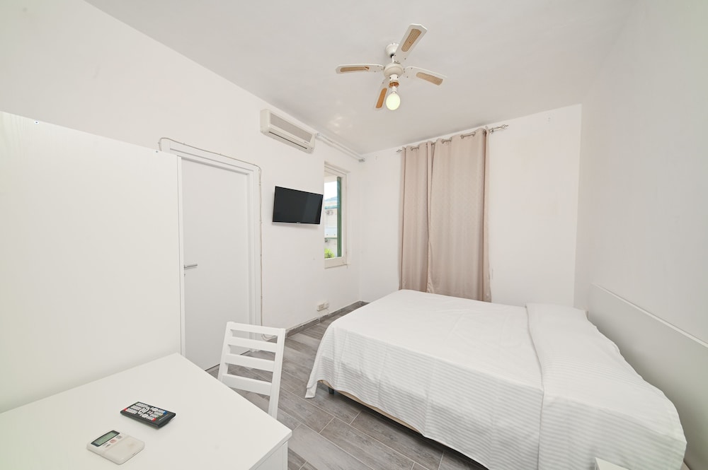 

Milano - Casamicciola Terme - Villa Diana - Beach & Rooms