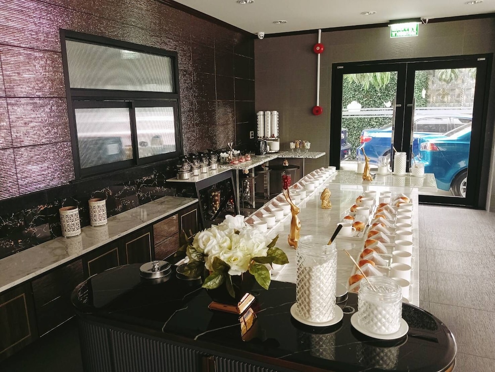 

Roma - Pak Kret - Lux Boutique Hotel
