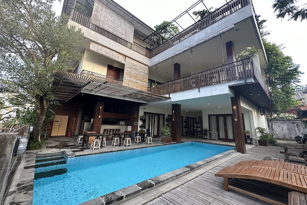 

Roma - Kerobokan - THE PAVING VILLA