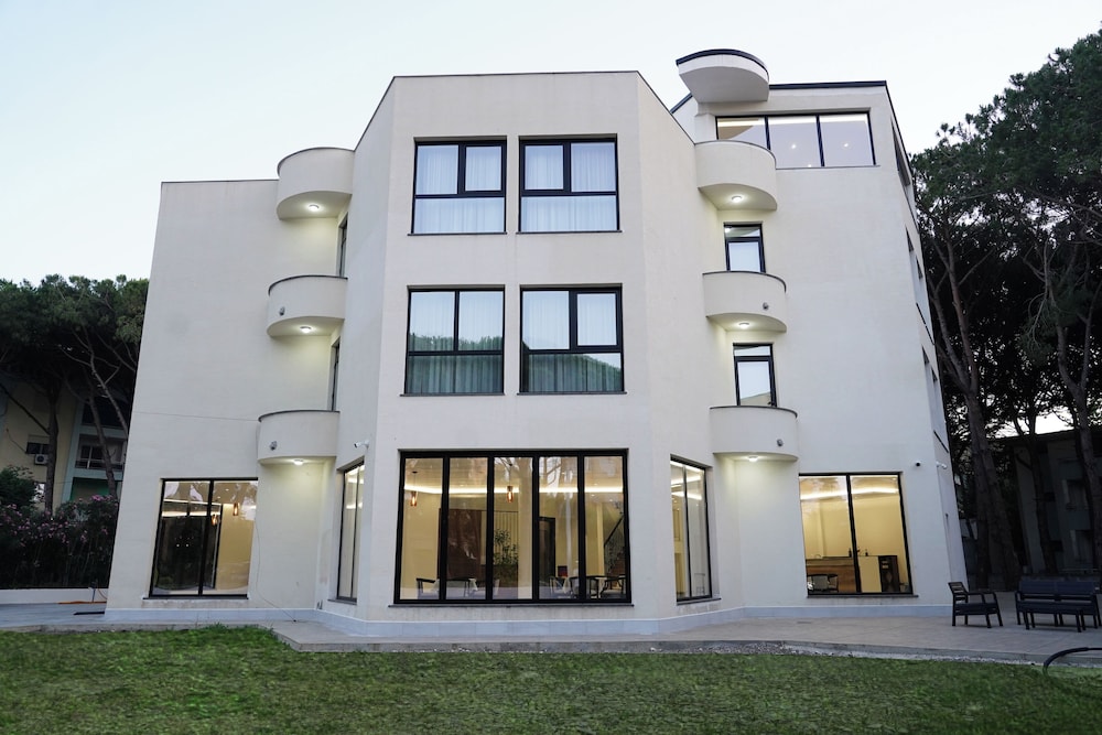 

Genova - Durrës - The Honeycomb Boutique Hotel