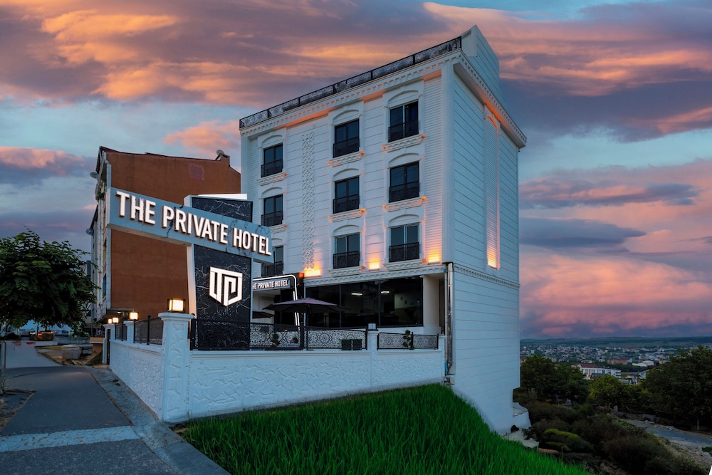 

Milano - Istanbul, New Airport - The Private Airport Hotel
