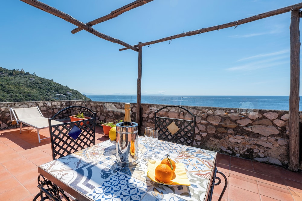 

Palermo - Costiera Sorrentina, Italia - Villaggio Residence Nettuno