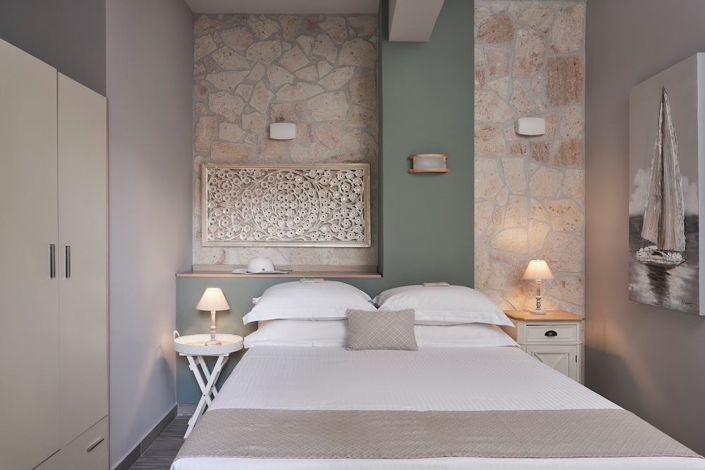 

Bologna - Kassandra-Hanioti - Mirabilia Boutique Hotel