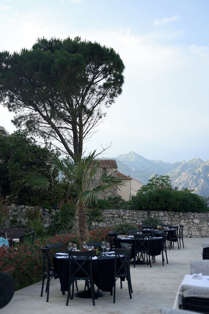 

Bari - Kamenari - Montebay Perla