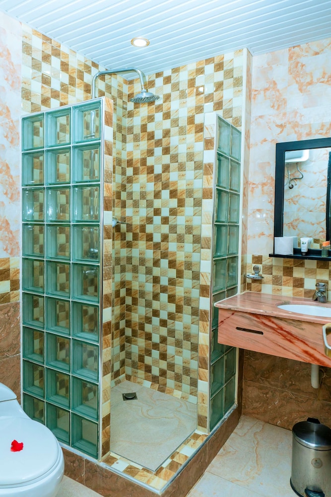 

Milano - Grave Island - Golden Tulip Stone Town Boutique