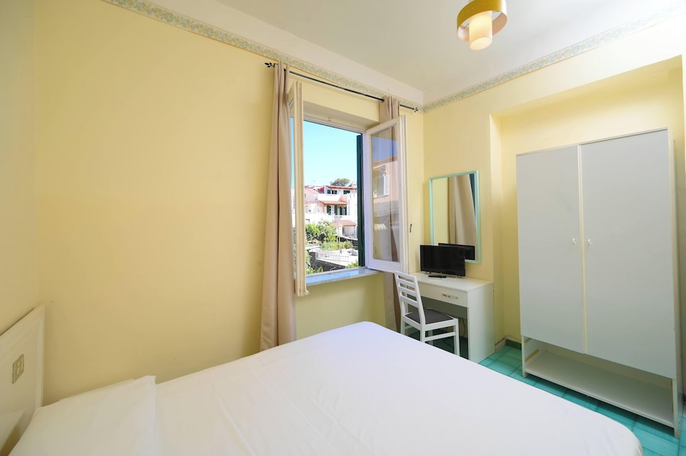 

Bologna - Ischia - Villa Diana - Beach & Rooms