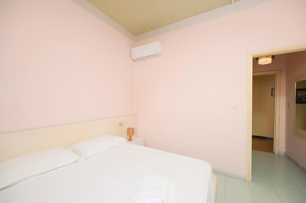

Verona - Ischia - Villa Diana - Beach & Rooms
