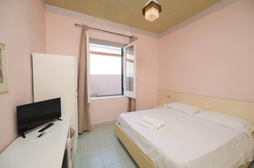

Venezia - Ischia - Villa Diana - Beach & Rooms