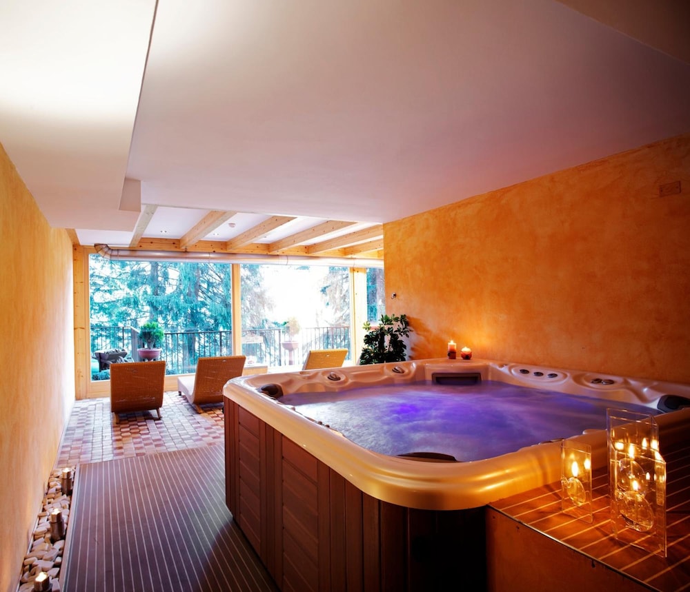 

Milano - Trentino, Italia - Hotel Caminetto