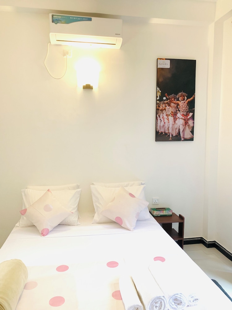 

Roma - Dambulla - The kenoli's city hotek
