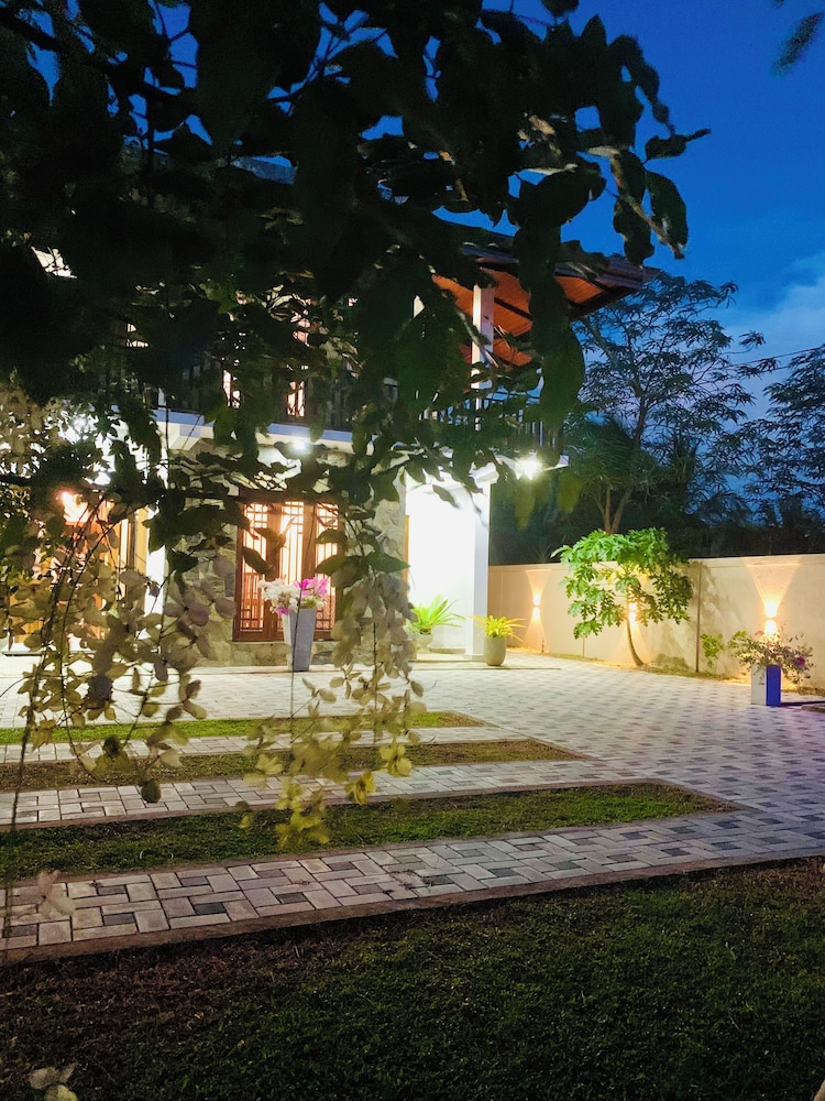 

Roma - Dambulla - The kenoli's city hotek
