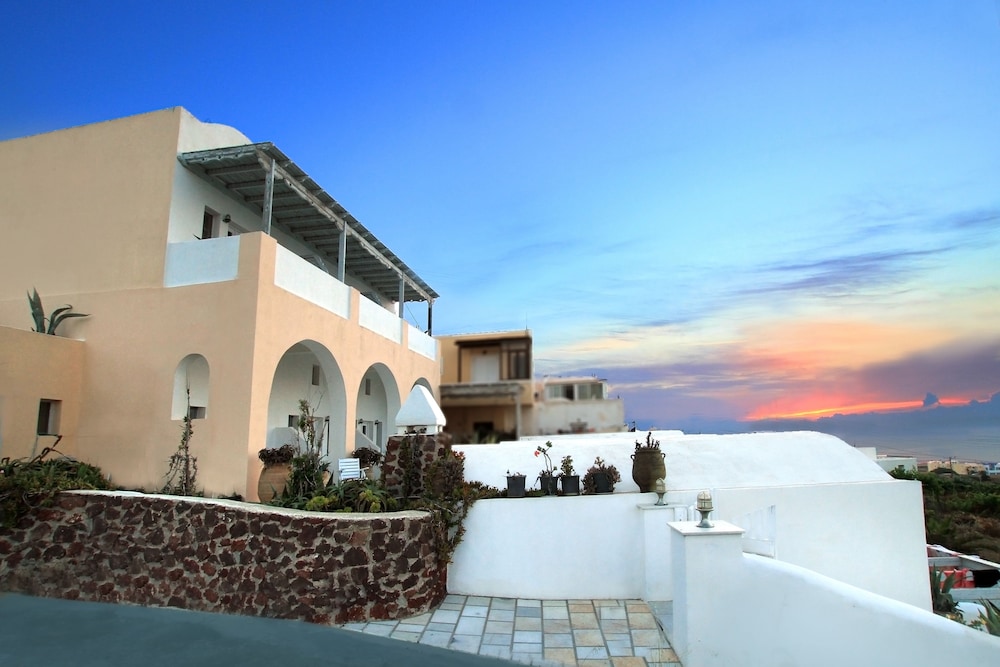 

Bari - Santorini, Isole Greche - Muses Cycladic Suites