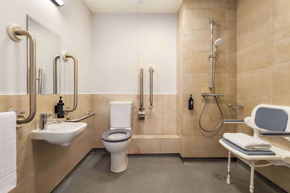 

Genova - Chester - Super 8 by Wyndham Chester East