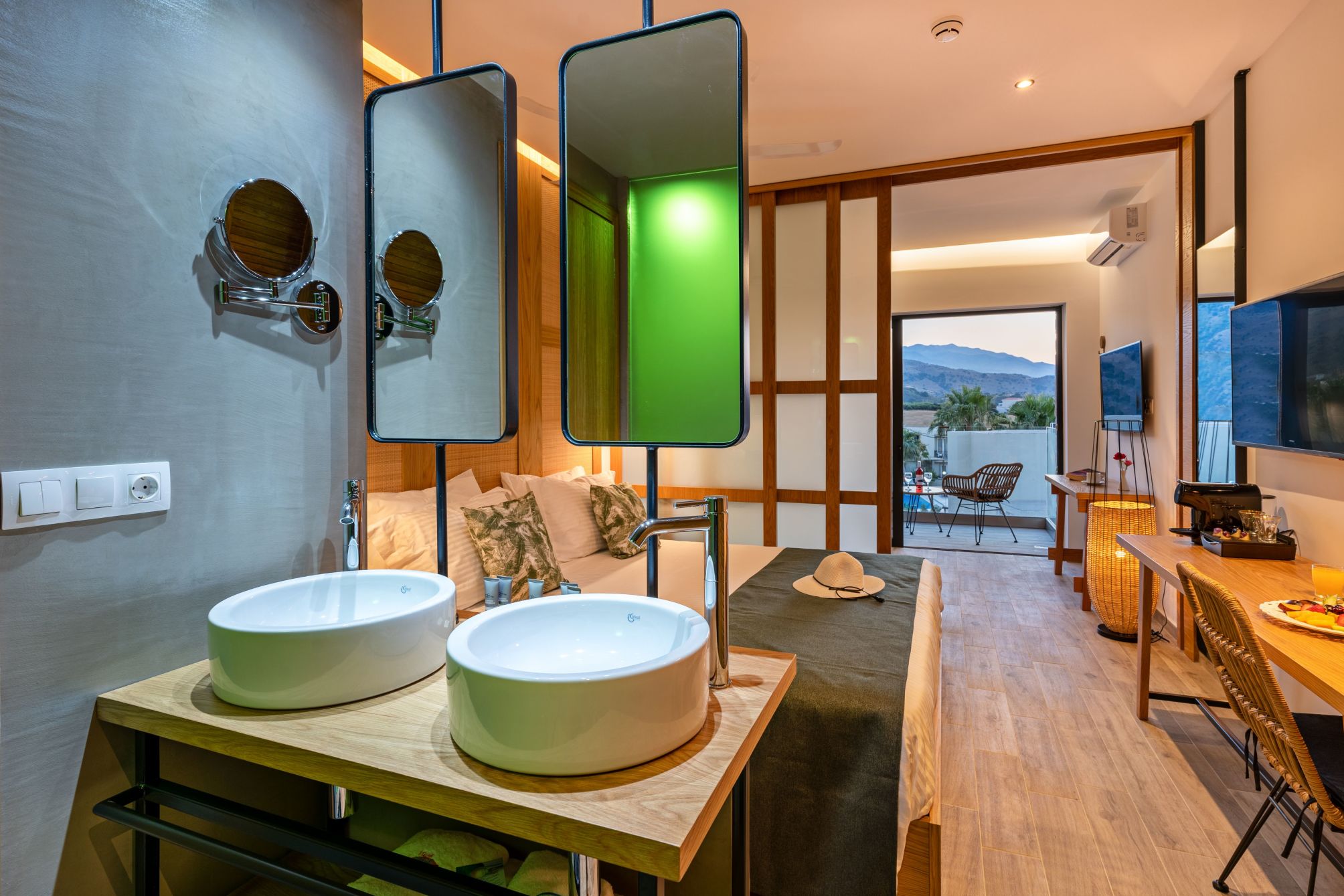 Junior Suite Swim Up Double with Shared Pool