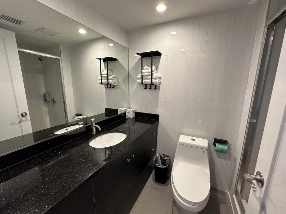 

Bari - Queens - Regal Inn & Suites New York LaGuardia Hotel