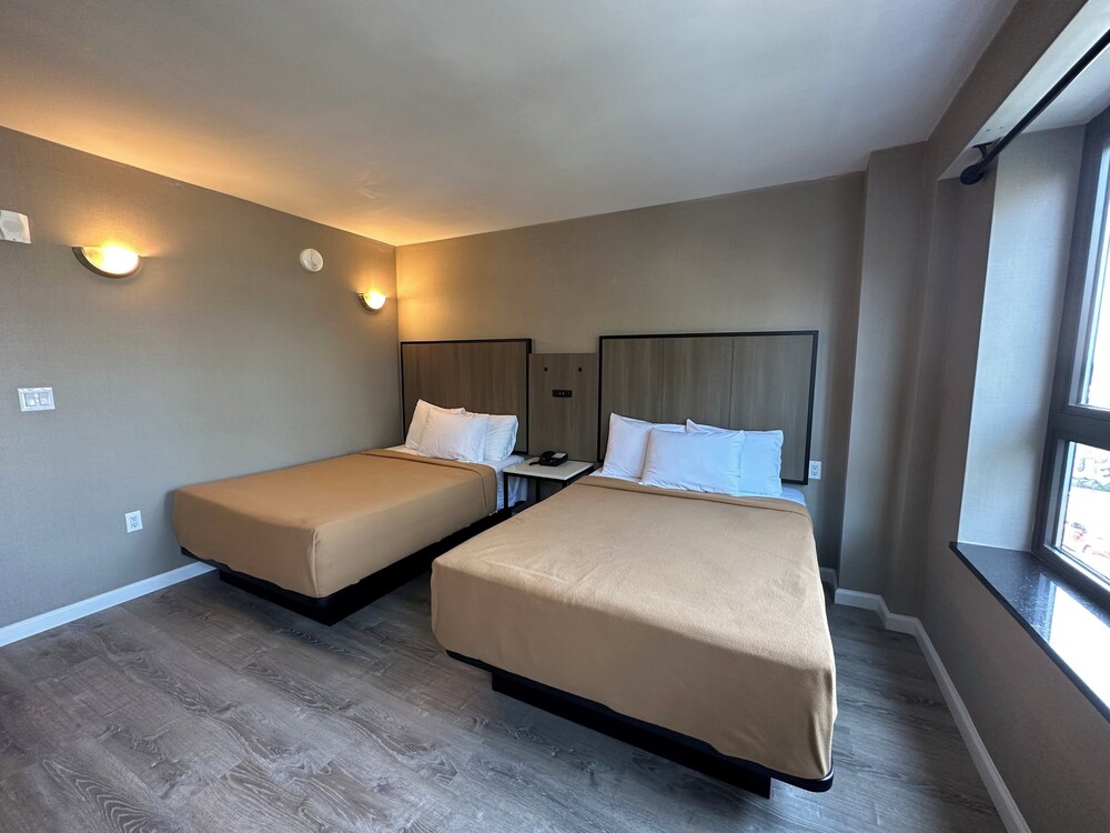 

Roma - Queens - Regal Inn & Suites New York LaGuardia Hotel