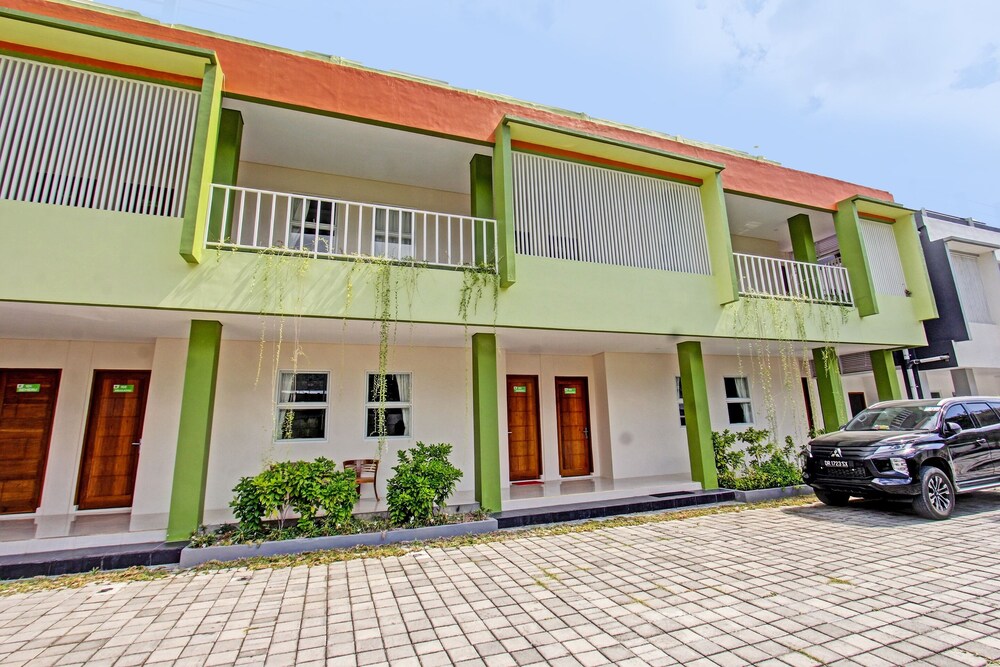 

Roma - Senggigi - Capital O 91384 Rintaka Residence