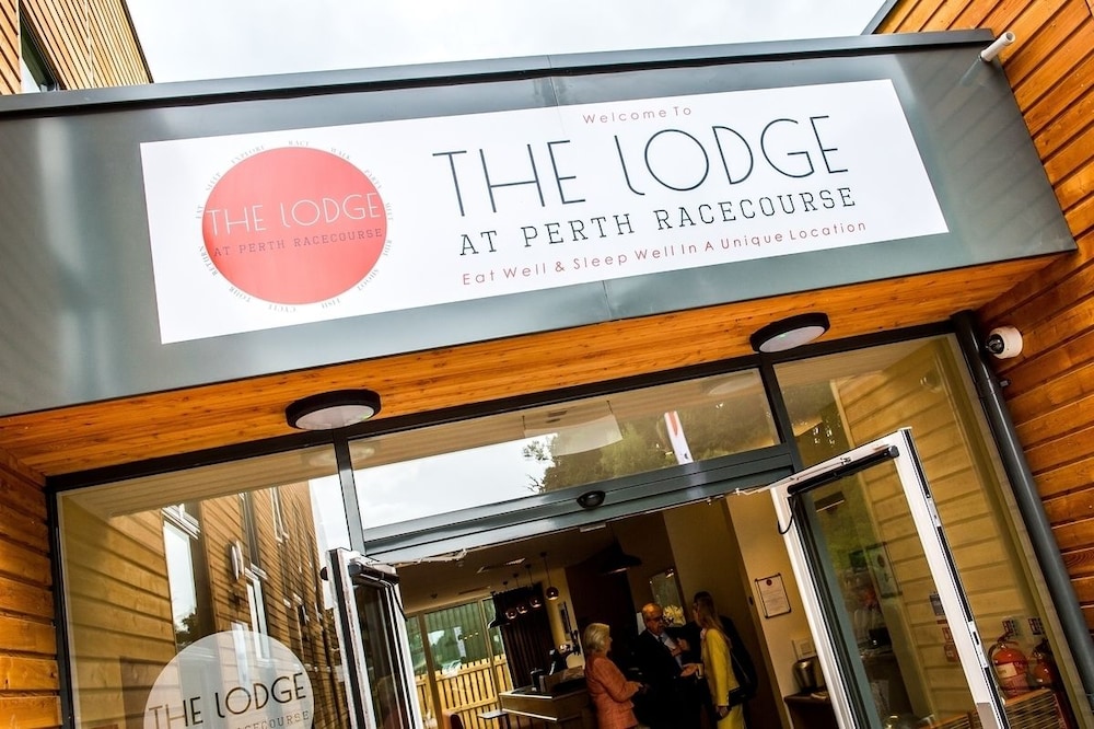 

Roma - Perth - The Lodge At Perth Racecourse