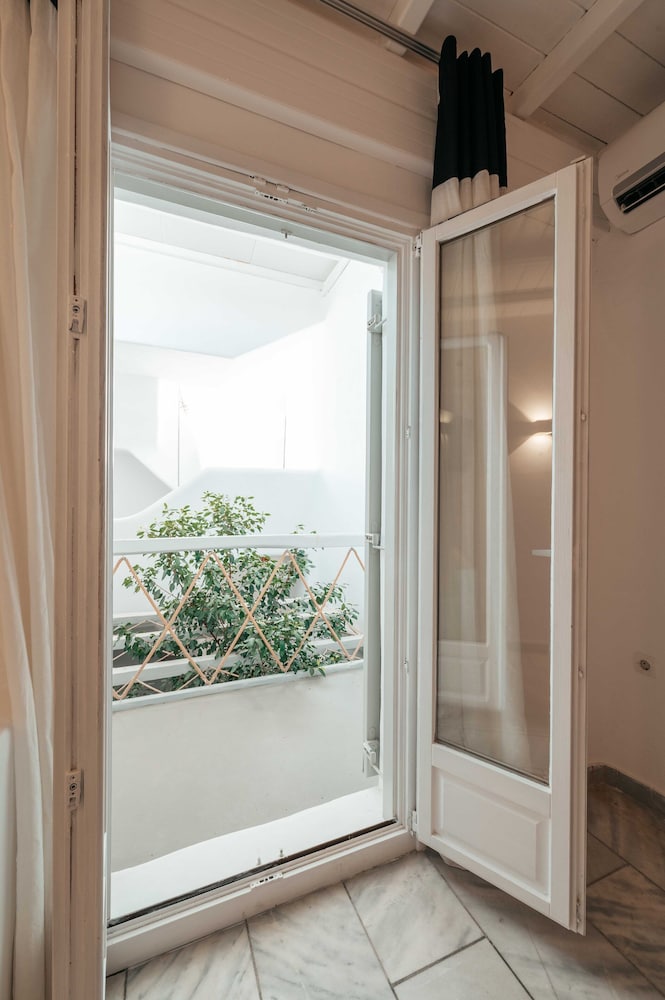 

Catania - Ano Mera - Mr & Mrs White Mykonos