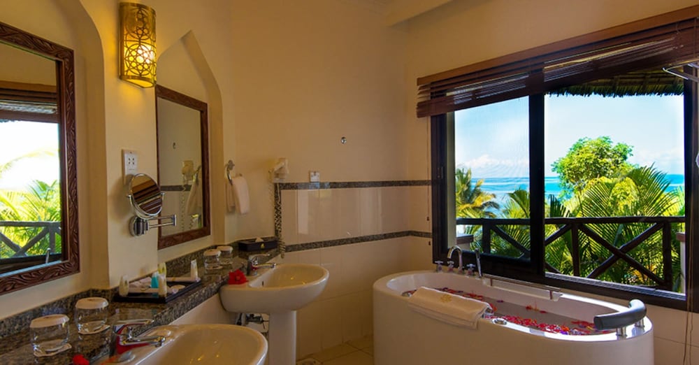 

Napoli - Mangapwani - Sea Cliff Resort & Spa