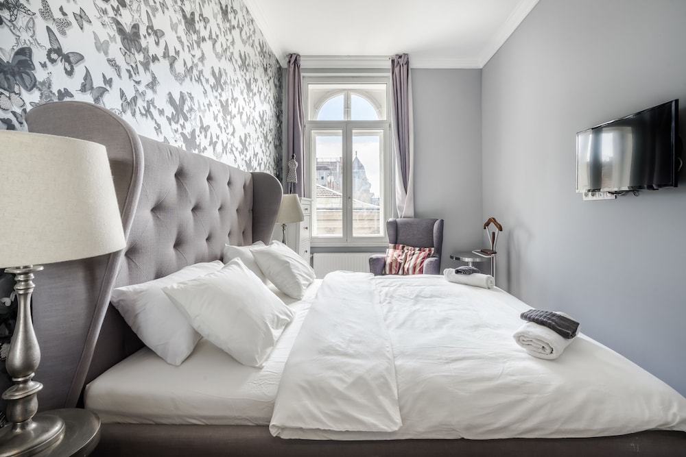 

Genova - Budapest - Nador Boutique- Best Location, By BQA