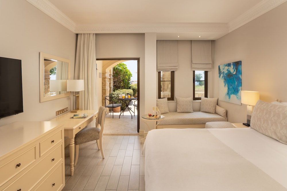 

Cagliari - Kouklia - Aphrodite Hills Hotel