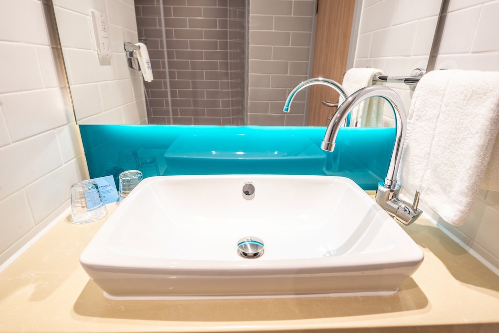 

Bologna - Ashford, Surrey - Holiday Inn Express London Heathrow T4