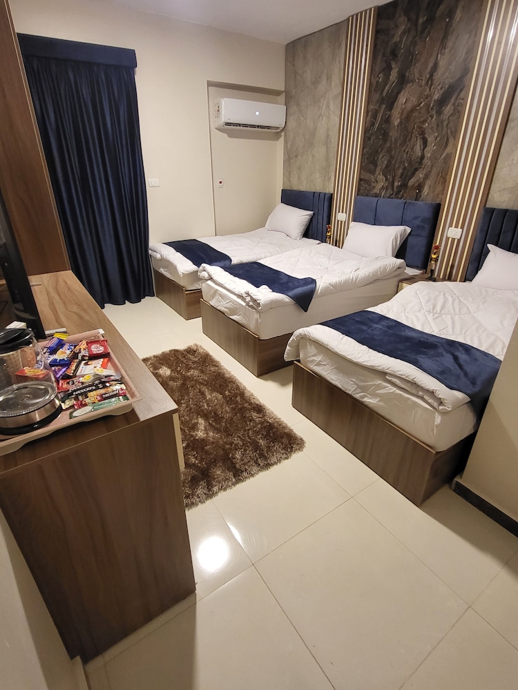 

Milano - Kirdāsah - AliBaba Pyramids View