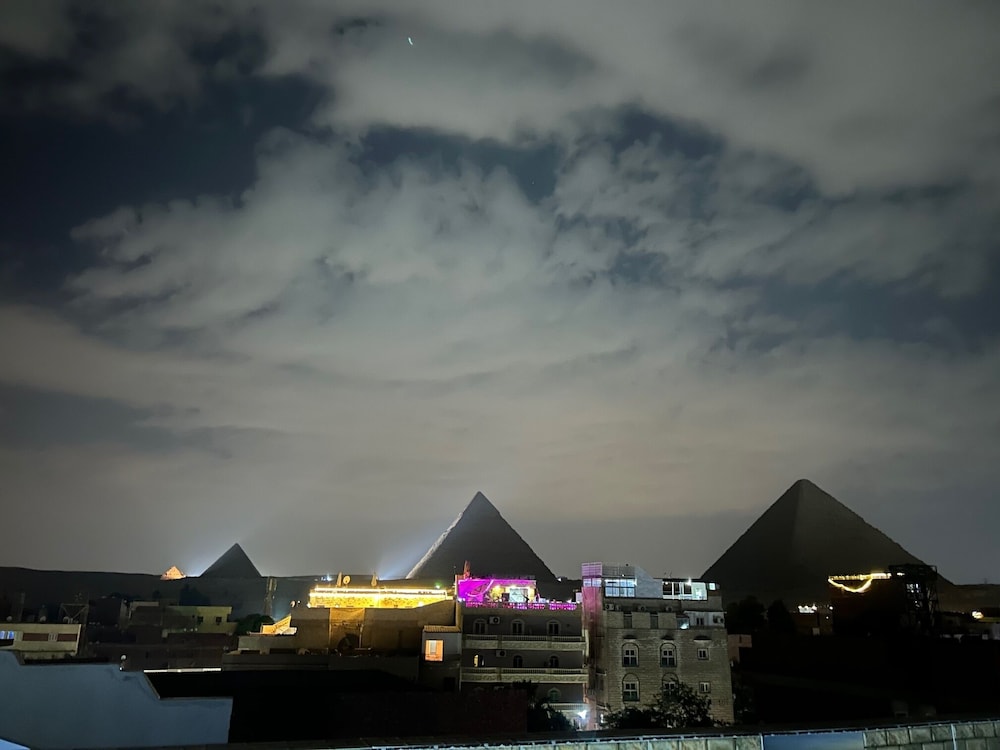 

Milano - Kirdāsah - Falcon pyramids inn