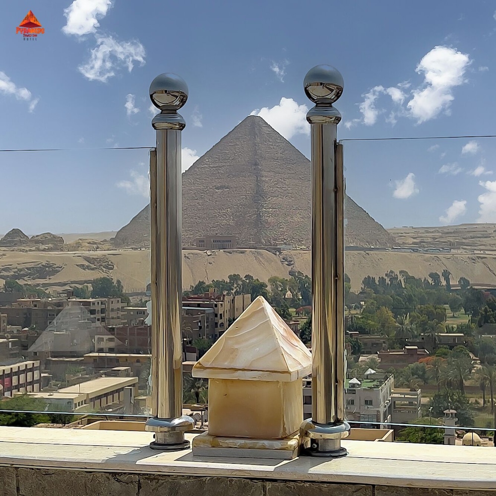 

Milano - Il Cairo - pyramids tower view inn