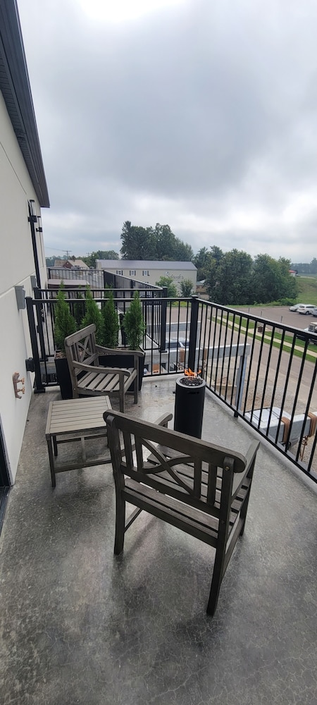 

Bologna - Berlin (OH) - The Atlee Suites