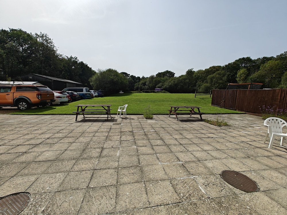 

Roma - Charlwood - Little Foxes Hotel & Gatwick Airport Parking