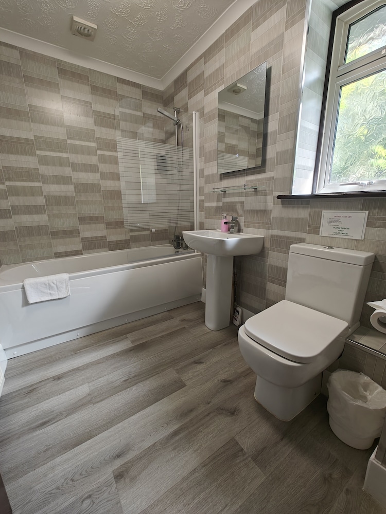 

Roma - Charlwood - Little Foxes Hotel & Gatwick Airport Parking