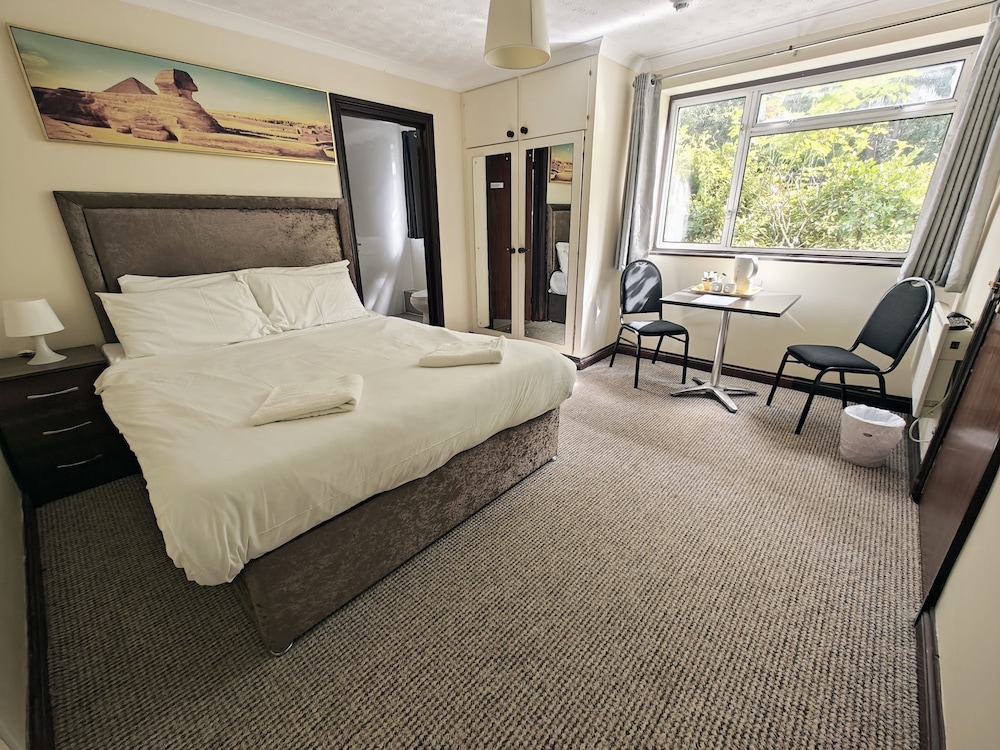 

Napoli - Charlwood - Little Foxes Hotel & Gatwick Airport Parking