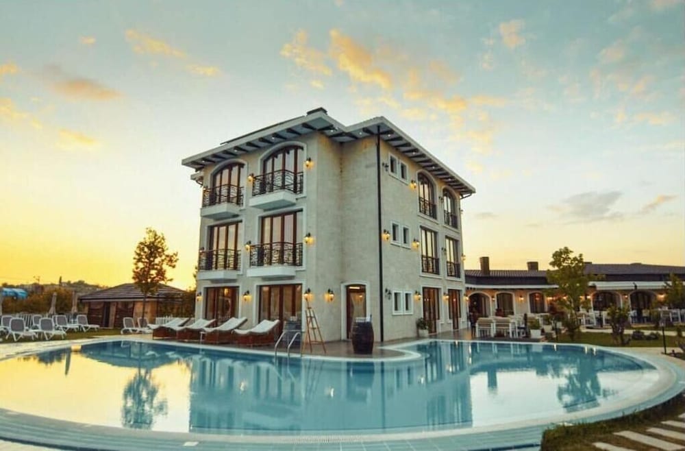 

Milano - Durrës - Vinea Resort & SPA