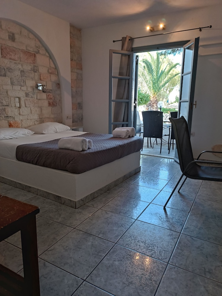 

Bologna - Pirgaki - Naxos Summerland resort