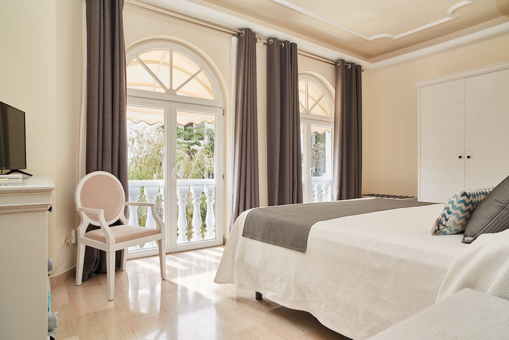 

Bari - Cala Llonga - Grand Hotel Palladium Santa Eulalia del Río