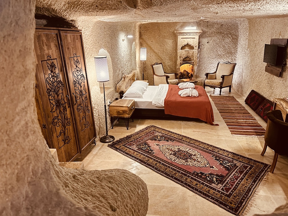 

Bologna - Nevsehir - Asma Altı Cave