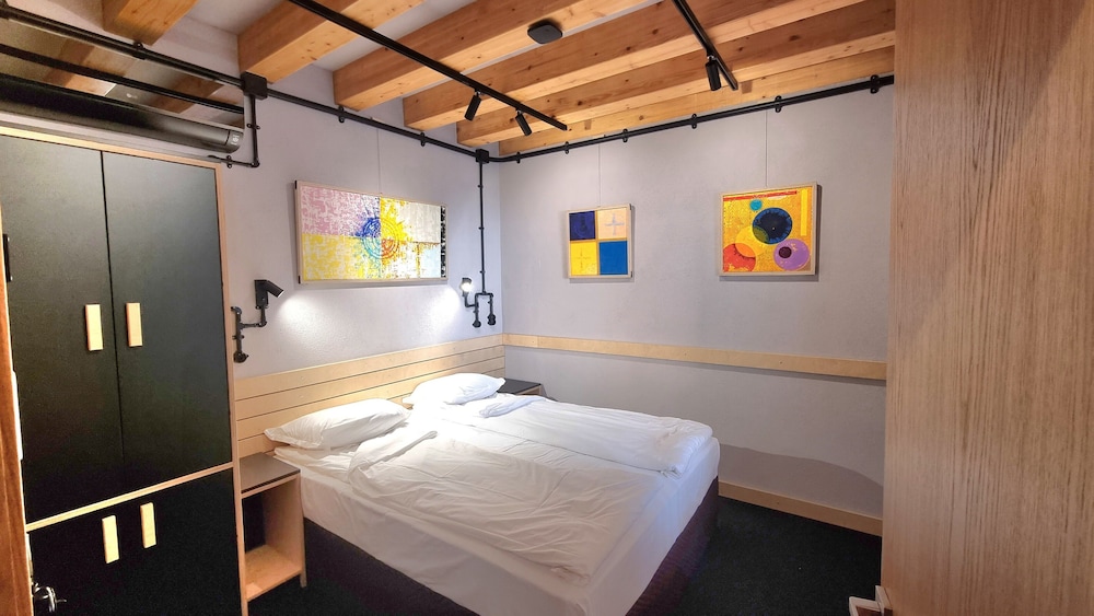 

Bari - Sofia - Art Hotel 158