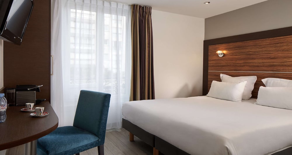 

Bari - Clichy - Hotel Apolonia Paris Montmartre; Sure Hotel Collection by Best Western