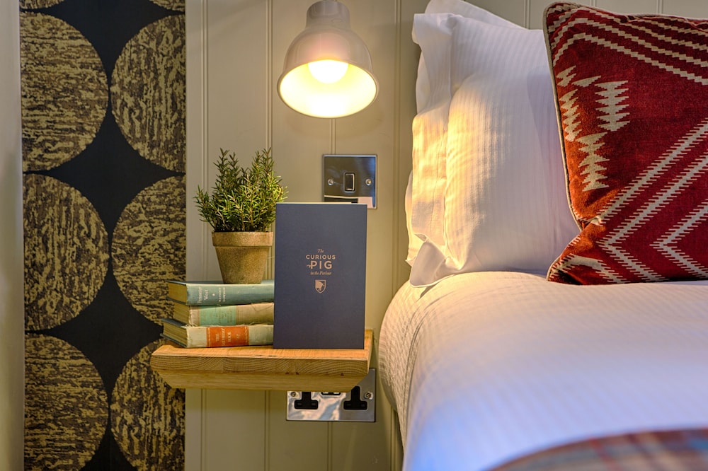 

Milano - Lingfield - The Curious Pig in the Parlour